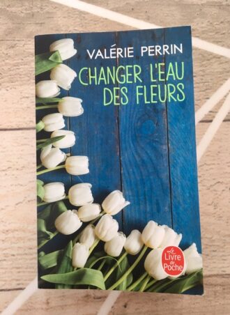 Changer l'eau des fleurs